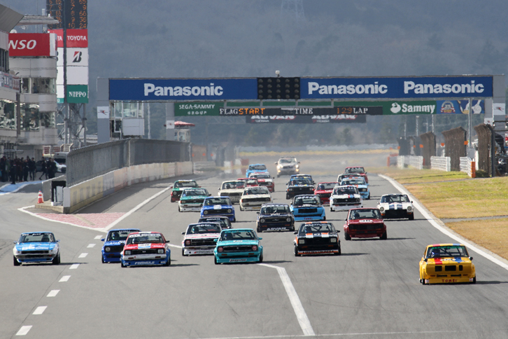 28台が出走した「NISSANヒストリックカー・エキシビションレース」のスタートシーン。ポールポジションからスタートした右端の「HIROTA東名サニー」。型式名KB110こと2代目「サニー クーペ」をベースにした、「丸善テクニカ・サニー」のレプリカで、影山正美がドライブしている。