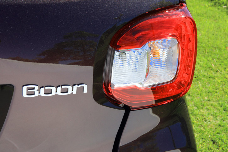 エントリーグレードで115万200円という価格を実現した「ダイハツ・ブーン」。競合しそうな国産コンパクトのエントリーグレードを見ると「日産マーチS」が115万1280円、その他のモデルは軒並み130万円超となる。