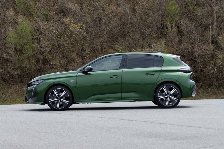 ボディーサイズは全長×全幅×全高＝4420×1850×1475mmで、ホイールベースは2680mm。Cセグメントハッチバックとしてはかなり大柄に成長した。