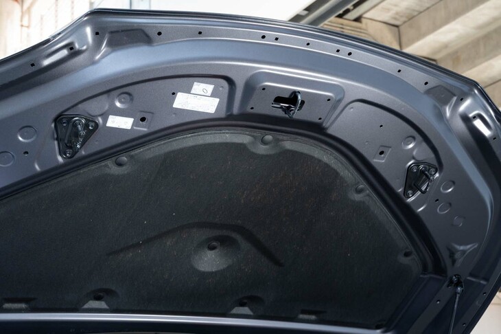 ボンネットは左右2カ所で支持される。ホイールのハブボルト固定など、細部への配慮の積み重ねが上質な乗り味に効いている。