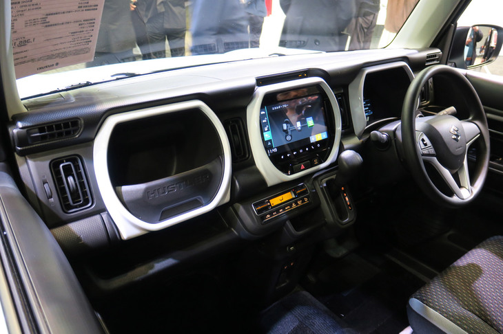 エントリーグレード「ハイブリッドG」のインストゥルメントパネルまわり。