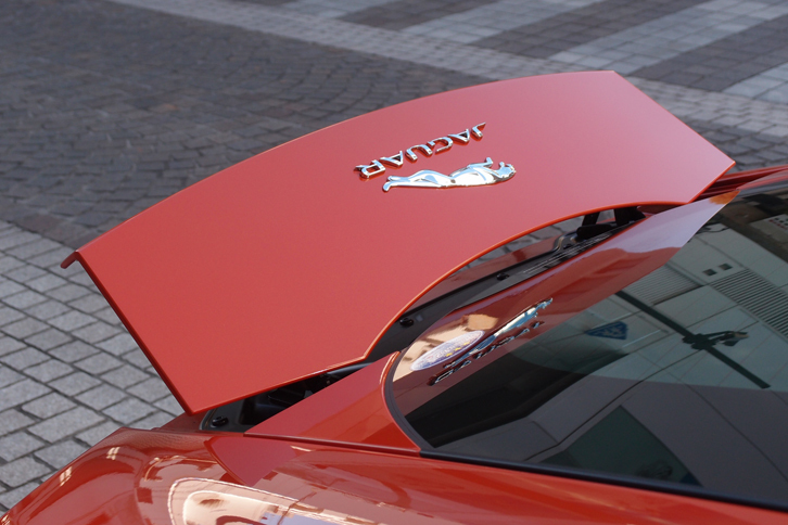 速度に応じて自動的に立ち上がるリアスポイラーは、最大120kgのダウンフォースを発生する。センターコンソールのスイッチによる操作も可能。