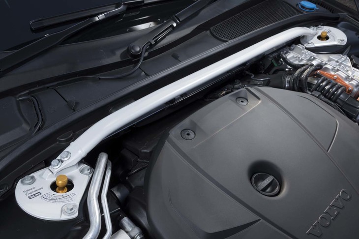 左右のストラットタワーを結ぶアルミ製タワーバーを装備。サスペンション自体も同じスウェーデンのオーリンズ製22段階マニュアル調整式ダンパーに変更されている。