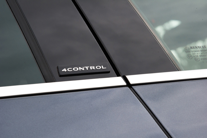 Bピラーに貼られた「4CONTROL」のバッジ。ルノーが「メガーヌ」に採用している四輪操舵機構は、通常時でも60km/h以下と、高めの速度域でも後輪を前輪と逆位相に操舵する点にある。