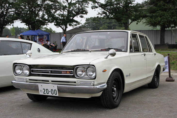 1970年「日産スカイライン2000GT-R」。今年生誕50周年を迎えた、型式名PGC10ことスカイラインGT-Rの最初のモデル。2リッター直6 DOHC 24バルブのS20型エンジンは、量産市販車用としては世界初の4バルブDOHCユニットだった。