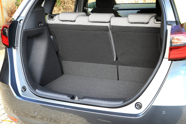 荷室容量はBセグメントコンパクトとして相応といったところ。フラットに格納できる後席の可倒機構が秀逸だ。