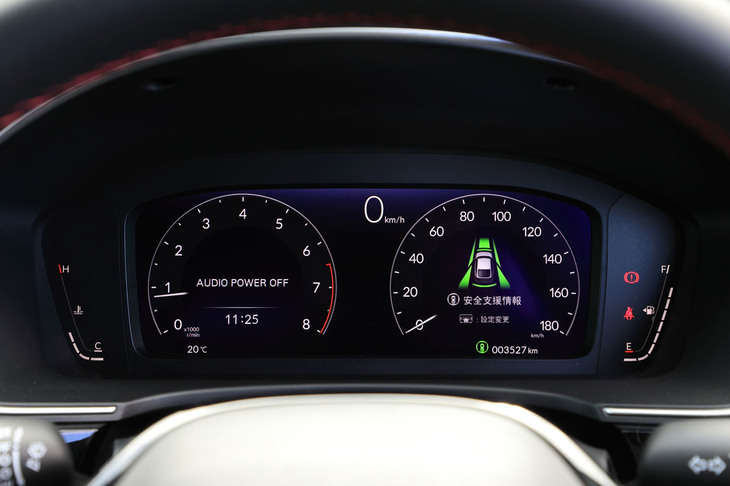 「EX」に装備される10.2インチのフル液晶ディスプレイ。「LX」では機械式の速度計に、7インチ液晶ディスプレイの組み合わせとなる。