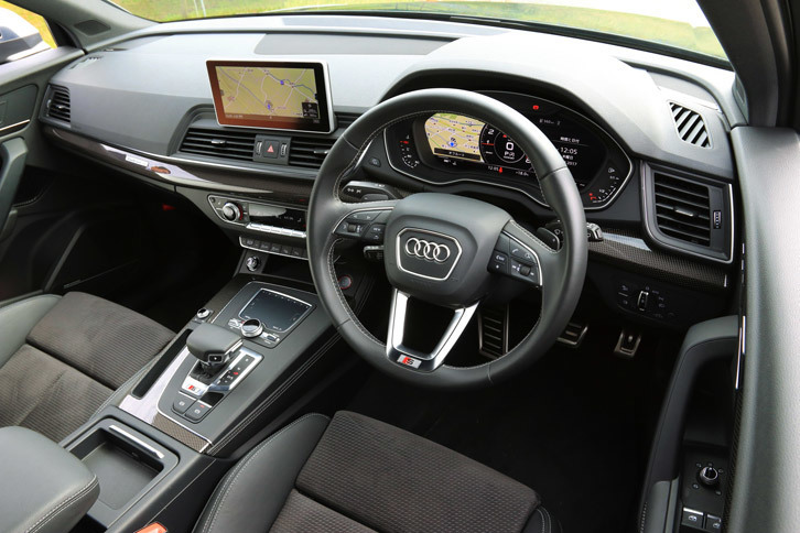 カーボン仕上げの装飾パネルが目を引く「SQ5」のインテリア。ステアリングホイールなど、各所に「S」のロゴがあしらわれている。