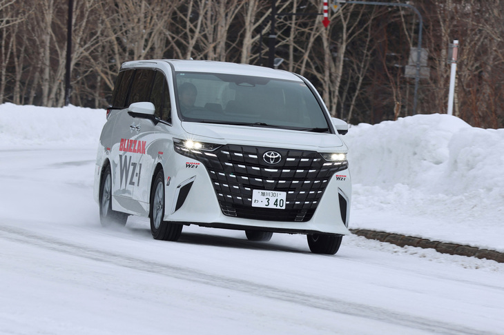 フルサイズミニバン「トヨタ・アルファード」とのマッチングは、想像以上に良好であった。装着された「ブリザックWZ-1」のサイズは225/65R17。大型のSUV向けサイズも用意されている。