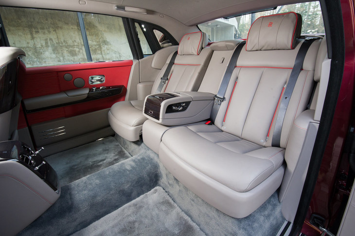 リクライニングやヒーター、マッサージ機能など、さまざまな機構が搭載されたリアシート。豊かな起毛のカーペットの下には可動式のフットレストが隠されており、スイッチひとつでせり上がってくる仕組みとなっている。