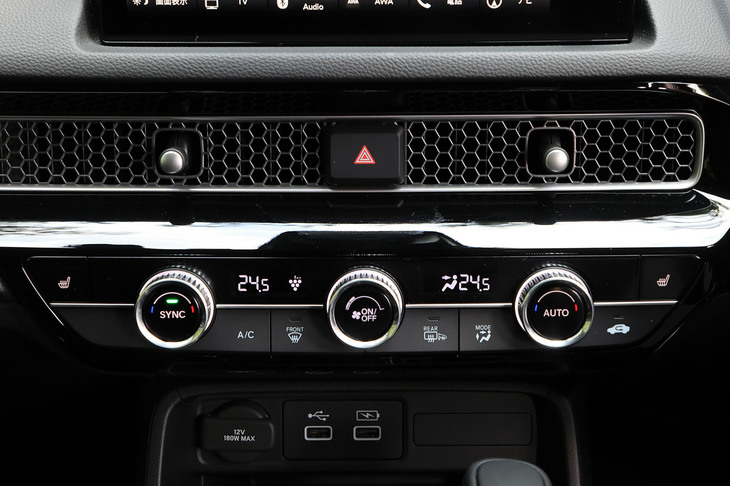 3連のダイヤル式コントローラーが目をひく、空調の操作パネル。人が触れる箇所については、視覚的な上質感はもちろんのこと、操作した際の手応えのよさや心地よさも追求して設計がなされた。