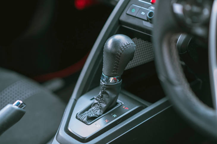 試乗車のトランスミッションはCVT。「α」には本革巻きシフトノブが装備されていた。