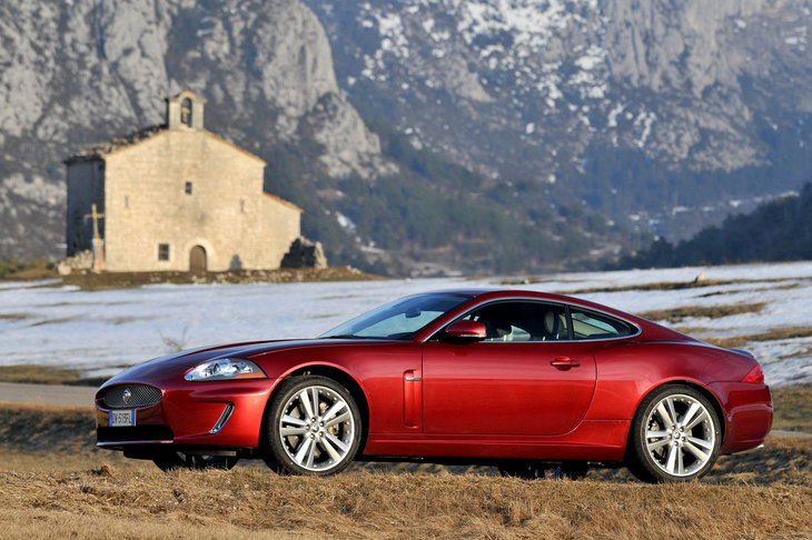 2006年から2014年まで生産された2代目「ジャガーXK」。新世代ジャガーの嚆矢（こうし）となったラグジュアリークーペである。