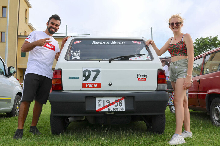 環状族に憧れ、日本の仮ナンバー（ダミー）を装着してファンイベントに臨んだ若者。2024年６月撮影。