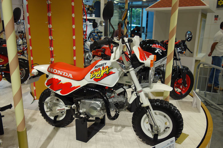 「モンキー バハ」（1991年）。本格的デザインのデュアルヘッドライトやナックルガードを装備したオフロードルックが特徴。価格は15万9000円。