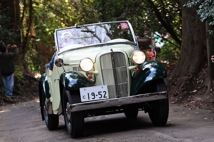 1952年「ダットサン・スポーツDC3」。日本で初めて車名に「スポーツ」を冠したモデルだが、設計はトラックと共通シャシーだった戦前のダットサンをほぼ踏襲している。