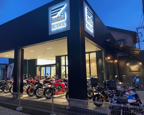 ホンダドリーム戸田美女木では、レンタルバイクユーザーの利便性に配慮して、店舗ショールームとは別に、“クラブハウス”と呼ばれる「HondaGO BIKE RENTAL」専用店舗（写真）を設置している。