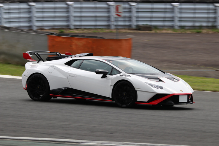 爽やかなホワイトのボディーカラーが新鮮な「ランボルギーニ・ウラカンSTO」。ウラカンのサーキット専用車「スーパートロフェオ」の公道バージョンとして2020年に誕生。公道からサーキットまでオールマイティーに楽しめるとされるが、ストイックなことに、ベース車から実に43kgもの軽量化が図られている。