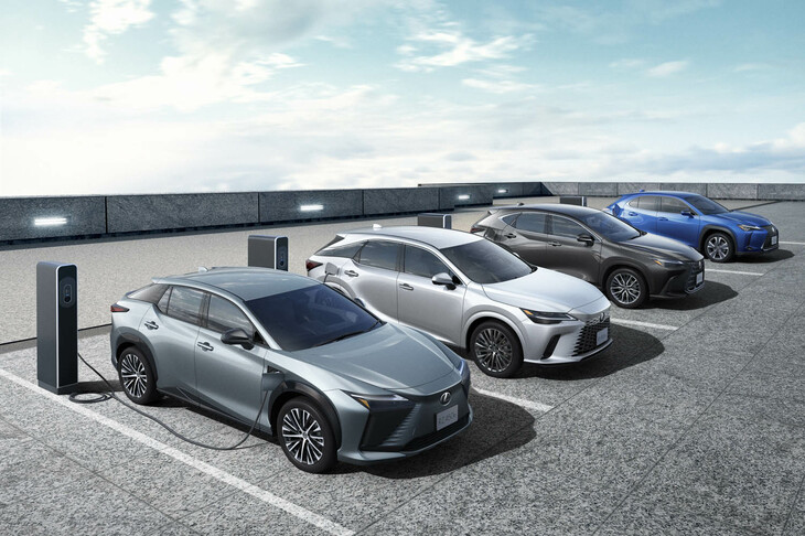 クルマ好きがガソリンエンジン車を楽しめる期間もいよいよ先が見えてきたと語る多田さん。古巣トヨタのプレミアムブランドであるレクサスは「2035年にはグローバルでBEV100％化」を宣言しており、HEV、PHEV、BEVを含む2023年の“電動化比率”はグローバルで47％に達している。