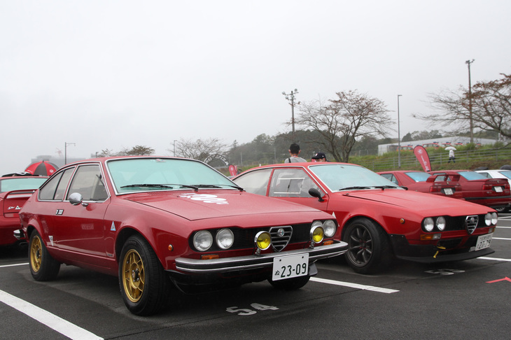 1974年に登場した「アルフェッタGT」。初代「ジュリア」の後継となる、トランスアクスルを採用したアルフェッタのシャシーにジウジアーロの手になるハッチバッククーペボディーを載せている。