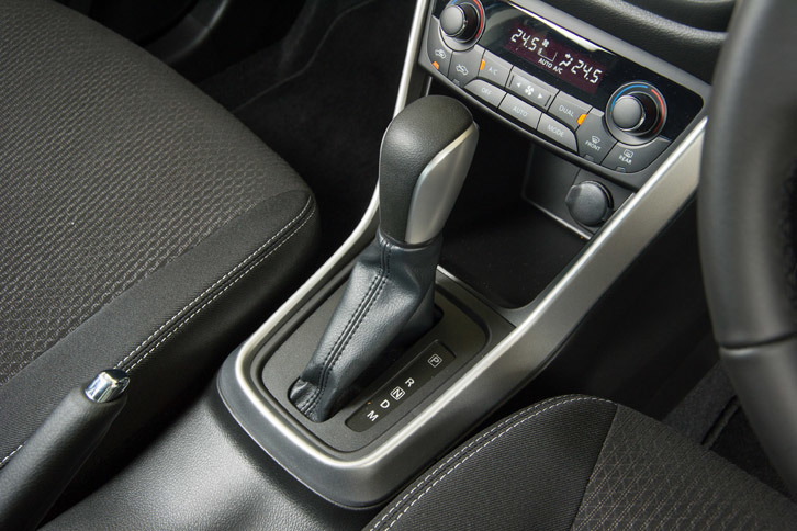 センターコンソールに備わるシフトセレクター。今回の改良ではトランスミッションがCVTからトルコン式の6段ATに変更された。