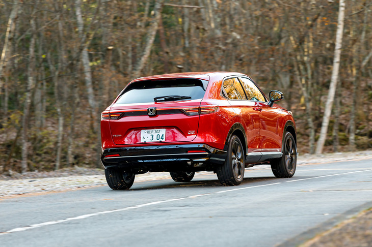車高のローダウンに加えて、アンテナをガラスプリント式に変更したことで全高は1545mmに。これはFWDもAWDも変わらない。