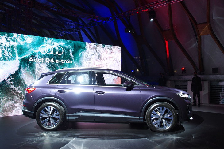 アウディQ4 e-tron（サイドビュー）
