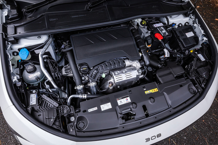 「308アリュール」のエンジンルーム。最高出力130PS、最大トルク230N・mの1.2リッター直3ガソリンターボエンジン「EB2」に、8段ATを組み合わせる。