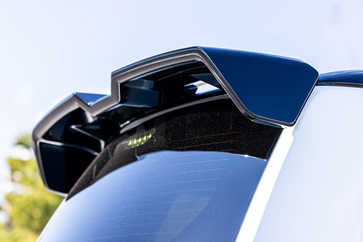 「スーパーONE プロトタイプ」のシンプルなテールゲートスポイラーは、走行中の空気の抜けが考慮されたホンダアクセス独自のスポーティーなデザインに改められていた。