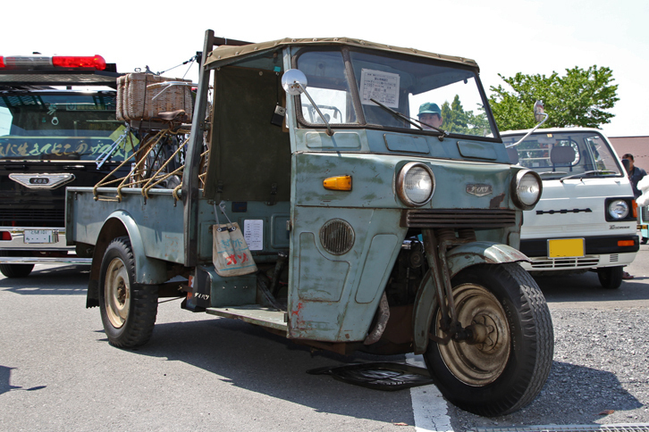 使い込まれ貫録十分の1957年「ダイハツSKC7」。751cc空冷Vツインを積んだ、バーハンドル式の三輪トラック。