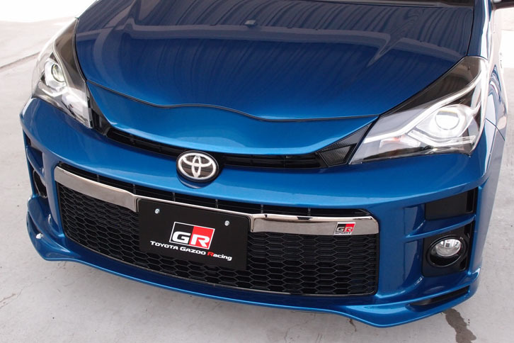 「GR」シリーズの一部のモデルには、「ファンクショナルマトリックスグリル」と名付けられた、長方形に近い大型のアンダーグリルが与えられる。スクエアなデザインは、ラジエーターの形状に合わせて冷却効果の最大化を追求したもの。