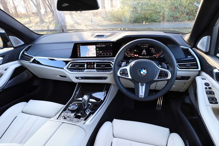 キャビンはアイボリーホワイトの本革をぜいたくに使用した豪華な仕立て。随所に配されたピアノブラックのトリム（オプション）が全体を引き締めている。