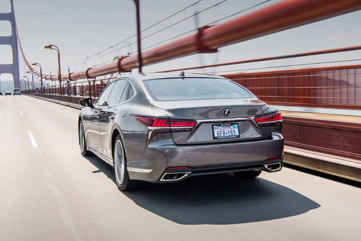 ゴールデンゲートブリッジを行く「LS500“エグゼクティブ”」。新型「LS」には、各グレード合わせて10種類のボディーカラーが用意される。