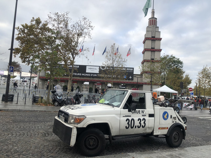 運が悪いパリジャン／パリジェンヌにとっては苦い思い出であろう、パリといえば「トヨタ・ランドクルーザー」をベースにした駐車違反取り締まり用レッカー車。用途柄、その妙に寸詰まりのボディーが特徴である。