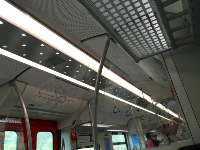 ドイツのフランクフルト・アム・マインと近郊を結ぶ車両。棚に光が入るようになっている。天井中央の照明も秀逸。こんな電車で通勤したい。