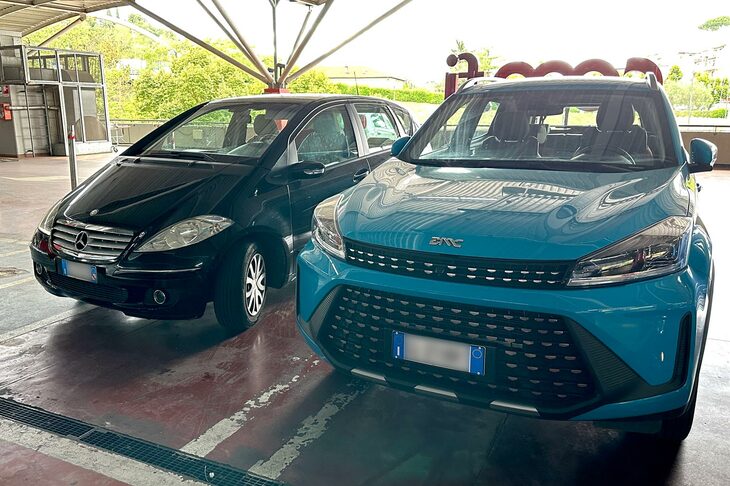 EMCはユーラシア・モーター・カンパニーの略。かつてグレートウォール車を手がけていたイタリアの輸入業者が改名し、商品名にも使用したものだ。小型SUV「セイ」はガソリン／LPGのバイフューエル車である。2024年9月シエナで。