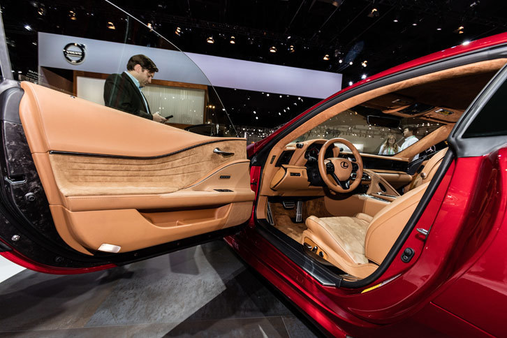 アルカンターラの素材は日本メーカーのモデルにも多用されている。写真は「レクサスLC500」。