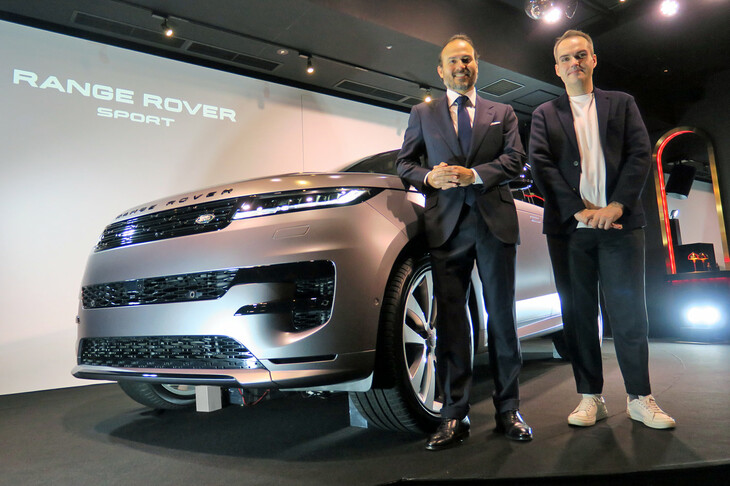 新型「ランドローバー・レンジローバー スポーツ」と、ジャガー・ランドローバー・ジャパンのマグナス・ハンソン社長（写真向かって左）とマーケティング広報ディレクターのマシュー・スリース氏。