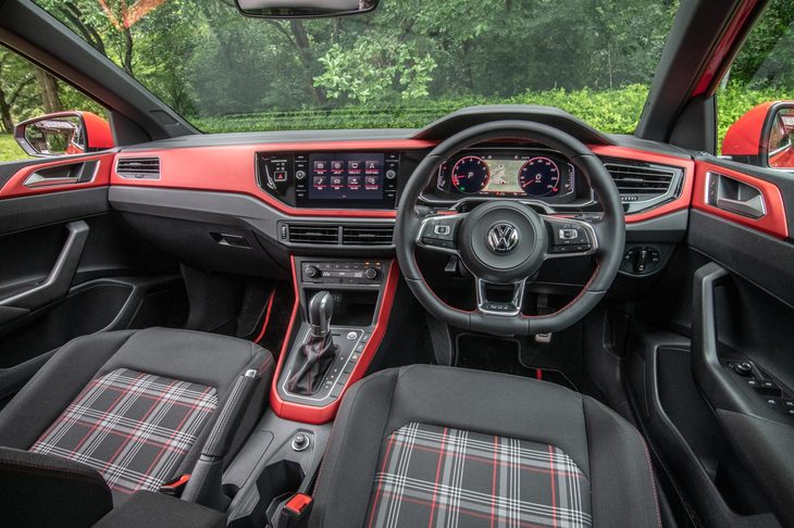 ダッシュボードを中心に、各所に用いられた赤い配色が目を引くインテリア。チェック柄のシートは、初代「ゴルフGTI」から受け継がれるGTIシリーズ伝統のデザインだ。