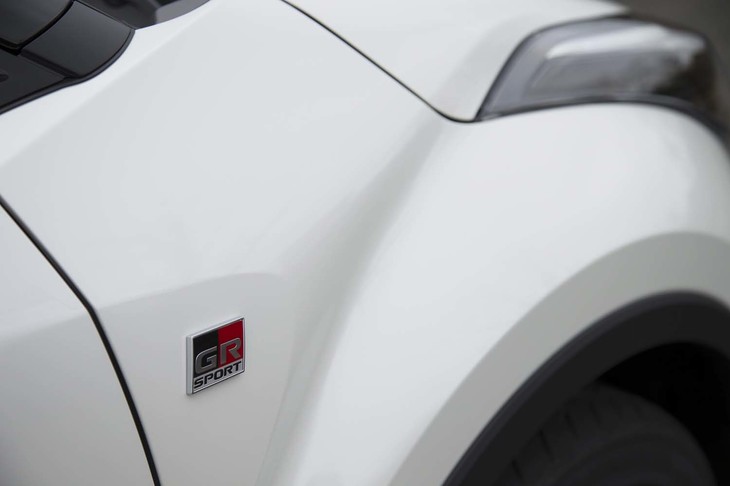 フロントフェンダーには「GR」エンブレムを装着。特別なグレードであることがアピールされる。
