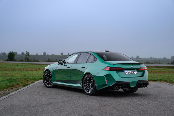 開発コードG99の新型は「M5」としては第7世代。パワーユニットは初代と2代目が直6エンジンを、3、5、6代目がV8エンジンを、4代目はV10エンジンを搭載していた。