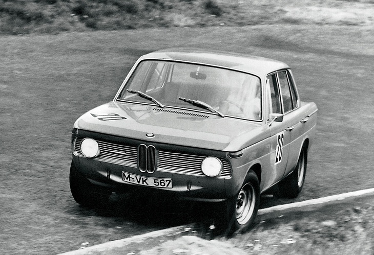 1964年の欧州ツーリングカー選手権における「BMW 1800TI」。ノーマル仕様は、1.8リッターのツインキャブユニットを積んだ「ノイエ・クラッセ」初の高性能版だった。