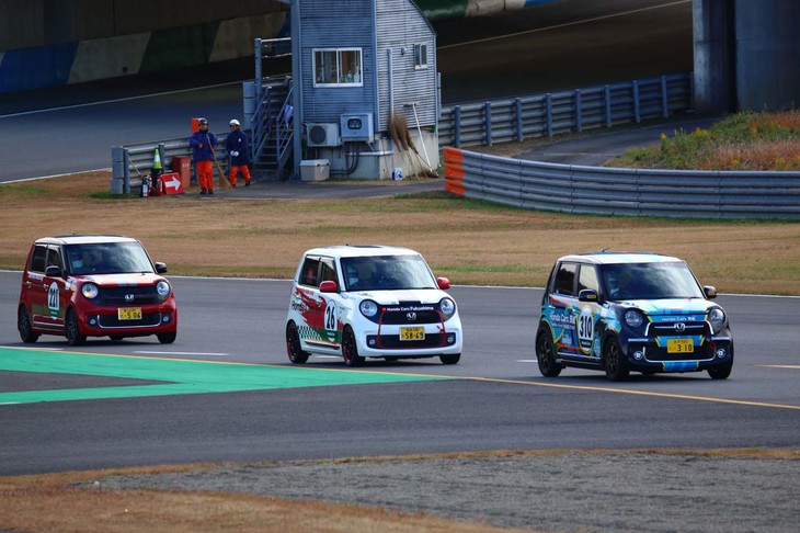 エキシビションレース「Honda Cars CUP」は、「N-ONE」のワンメイクレース「N-ONE OWNER'S CUP」の参戦チームとドライバーによるもので、特別ゲストとして、ピエール・ガズリー選手、佐藤琢磨選手、山本尚貴選手、中野信治監督が参加。オープニングから大いに盛り上げてくれた。