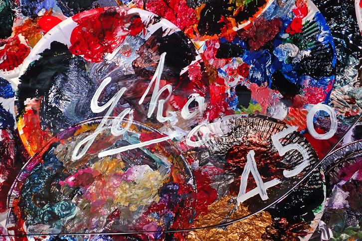 左のリアドアに記された、横尾忠則氏のサイン。「450」は数字で「ヨコオ」の意。