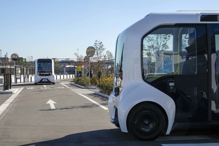 運行は基本的に完全自動運転（緊急時には手動運転も可能）。車両同士が行き交う時は、互いに判断して道をゆずりあう。