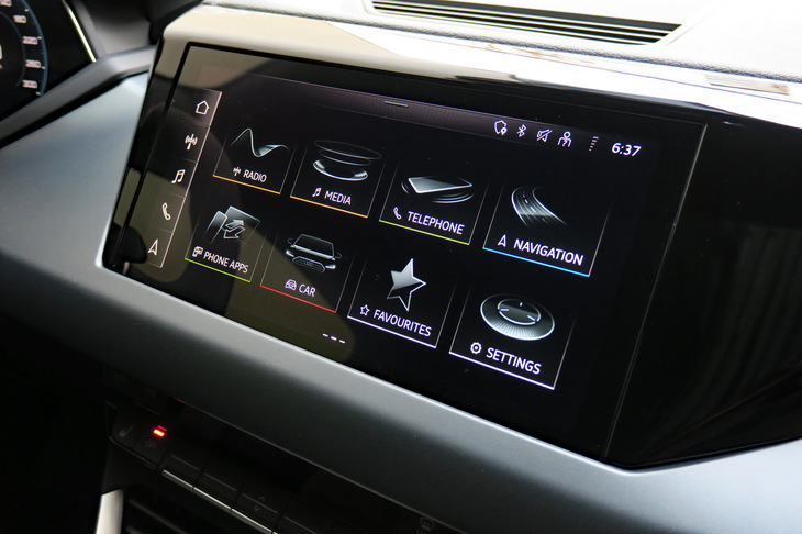 アウディe-tron GTクワトロ（MMIナビゲーションプラス）