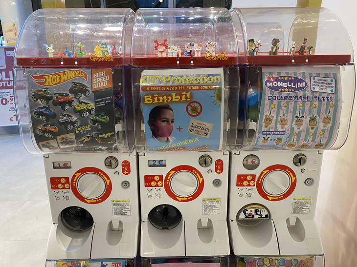 カプセルトイ販売機のひとつは、中身が子供用マスク＋消毒用ナプキンになった。2020年11月に撮影。