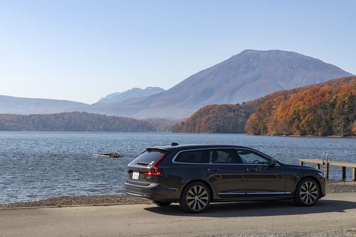 野尻湖の湖畔にたたずむ「V90 B6 AWDインスクリプション」。ボディーサイズは全長×全幅×全高＝4945×1890×1475mm、ホイールベースは2940mm。