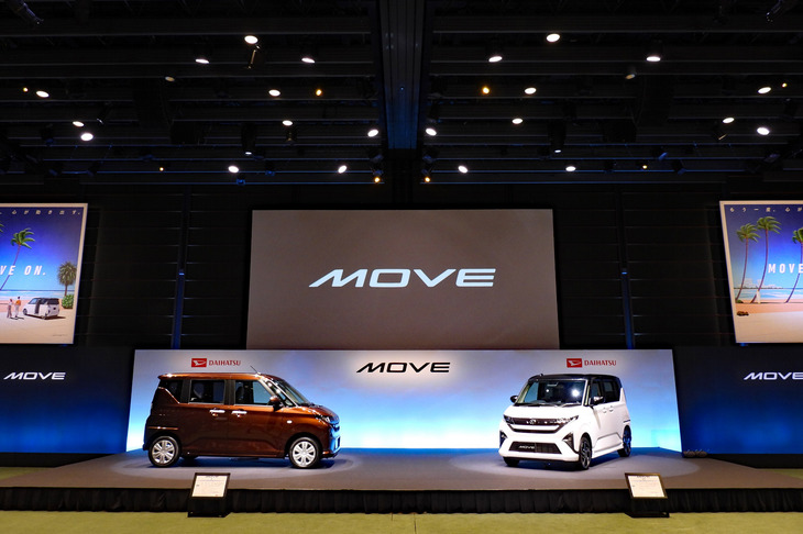 新型「ダイハツ・ムーヴRS」（写真向かって右）と同「ムーヴX」（同左）。