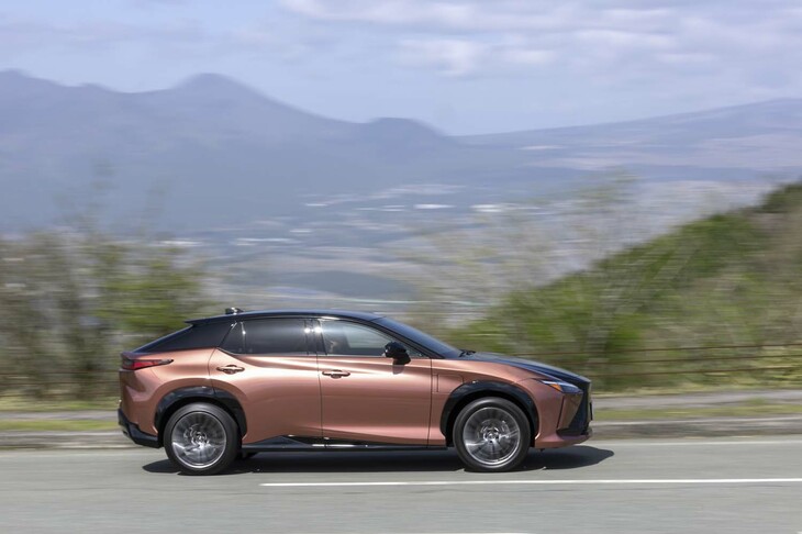 ボディーのスリーサイズは全長×全幅×全高＝4805×1895×1635mm。全長に対して高さが控えめなため伸びやかなスタイリングだ。